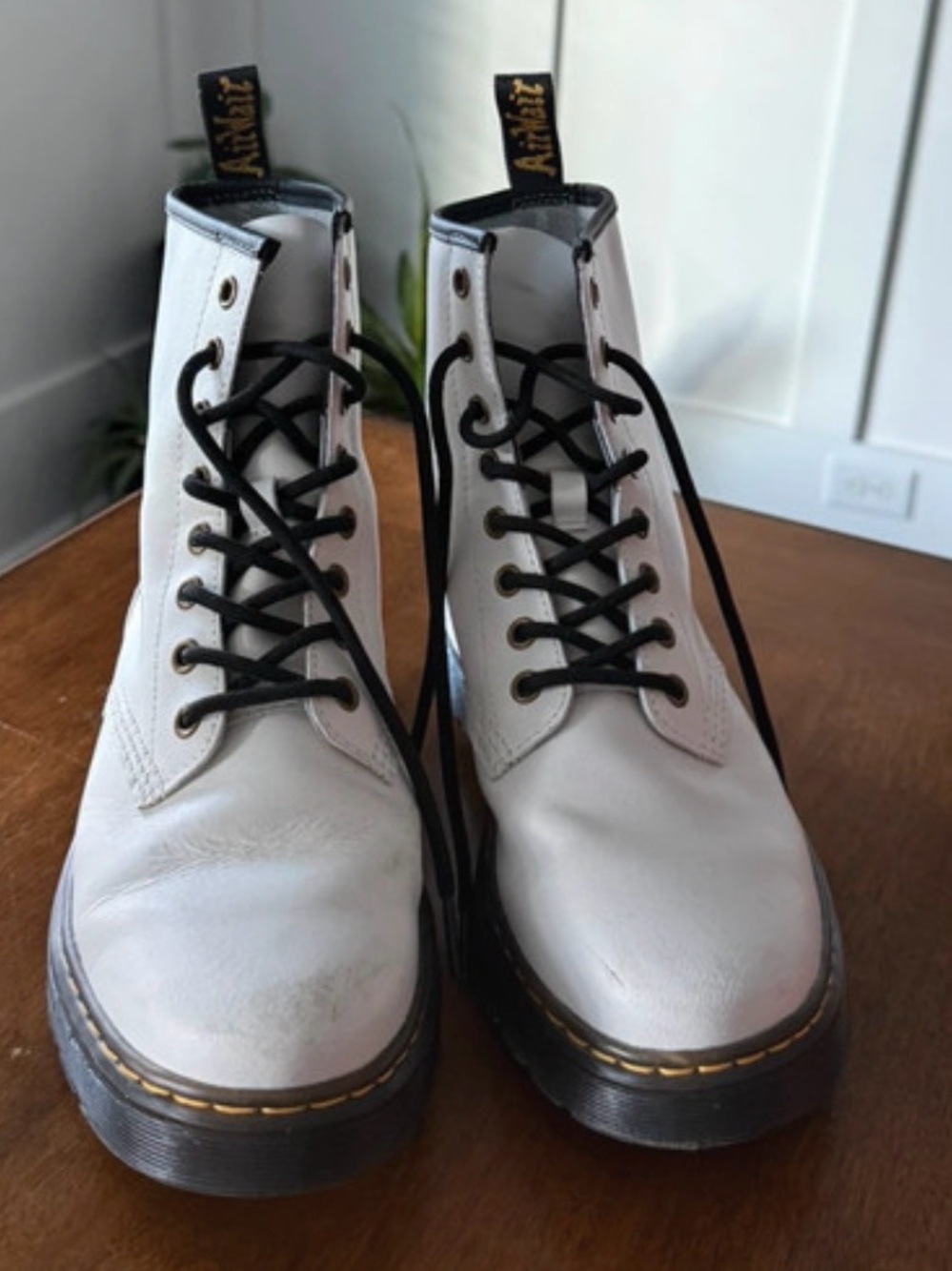 Dr. Martens Zavala White Leather Boots – Women’s Size 8/Men’s 7